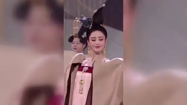张天爱又酷又飒,毛晓彤谈婚姻之道,佟丽娅再穿古装秀舞技
