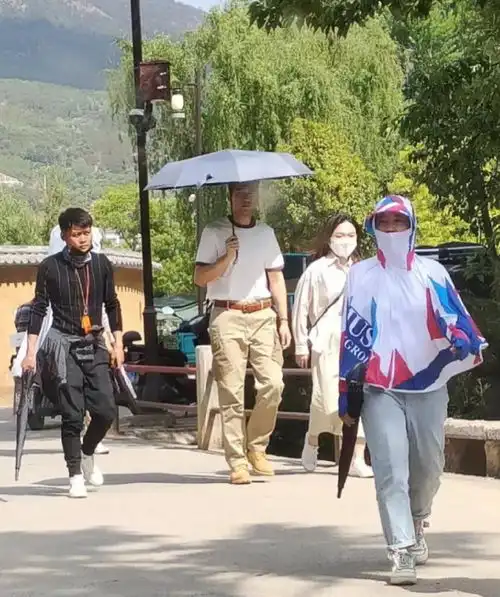 组图李现去有风的地方路透图曝光推自行车身材优越
