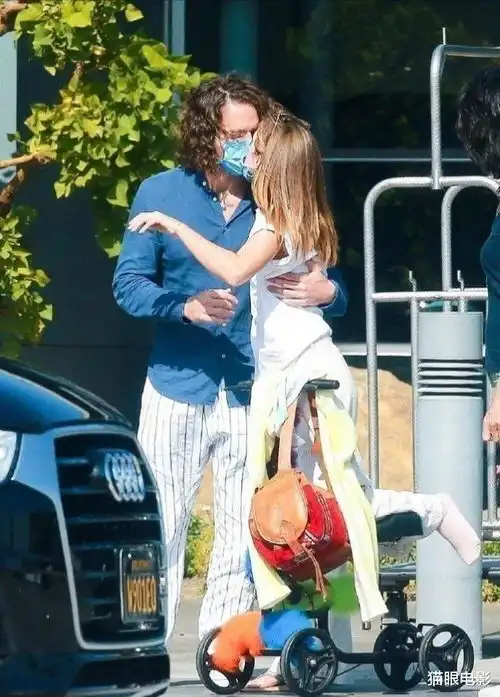 31岁艾玛和男友越长越像,无名指戴钻戒秀恩爱,网友美女与野兽
