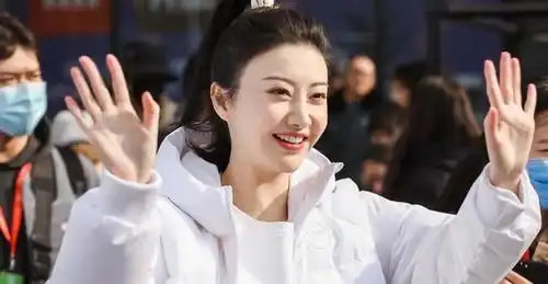 人间富贵花撞脸悲伤蛙脸颊发肿眼袋重,景甜颜值下滑这么厉害