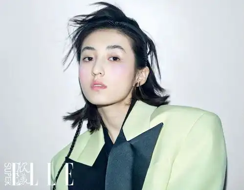 张子枫彻底大飞跃被prada宠成亲闺女,却变偷穿大人西装的小孩
