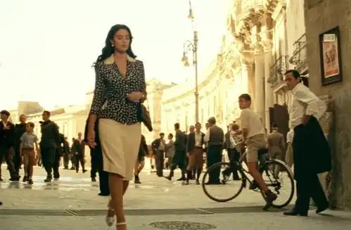 30女人如何穿出气质看西西里的美丽传说,优雅永不过时
