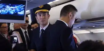 中国机长高空中举办首映礼很罕见,张天爱化身空姐发老干妈