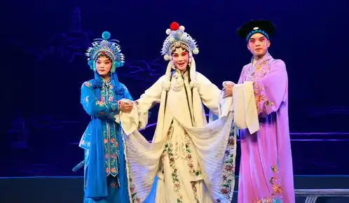 国家一级演员王宽收养6名孤儿,为养家糊口,委身到茶楼卖唱
