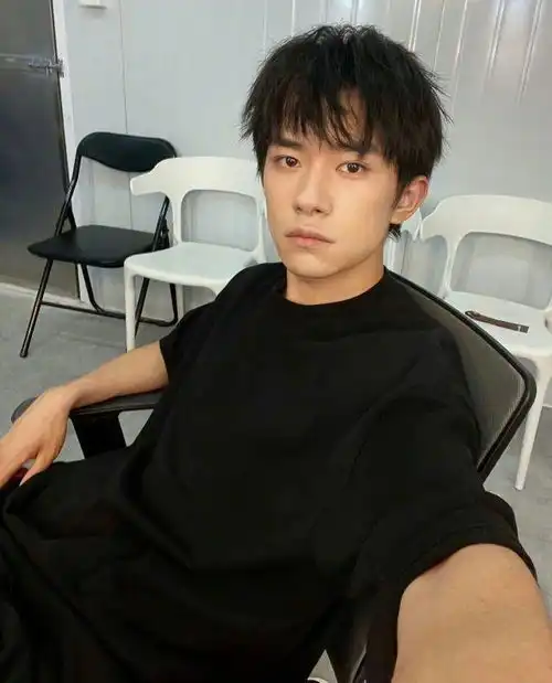 易烊千玺以前的剧照被扒出,曾被吐槽是组合最丑的
