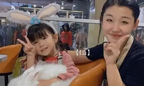 童星莲蓉包自曝小区被封,仍乐观给女儿做糕点,家里内置太朴实