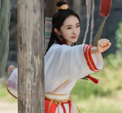 密逃古装剧照邓伦化身翩翩公子,杨幂娇俏少女感太心动了
