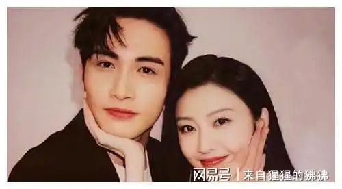 景甜穿墨绿色丝绸长裙尽显雍容华贵,腰部盈盈一握,锁骨线条满分