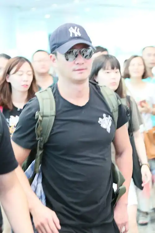战狼252亿票房吴京心情大好秀结实肌肉

