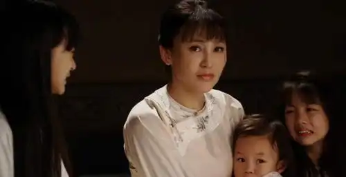 19岁跟男友北漂,住6平米地下室,无房无车裸婚,今老公成大导演
