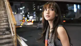 angelababy怒视狗仔我不卖胸也没整容
