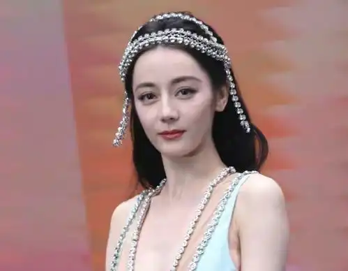 时尚芭莎红毯杨颖礼服拉胯,杨紫妆容显脏,迪丽热巴频频捂胸口
