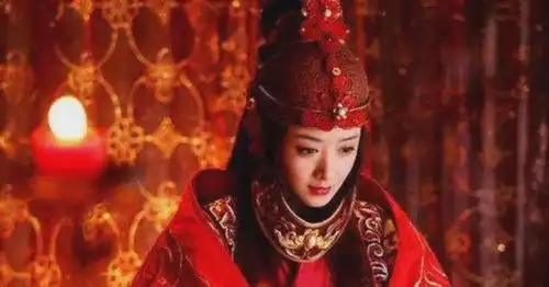 最美红衣造型,躲过了赵丽颖,避开了杨幂,却败给了她
