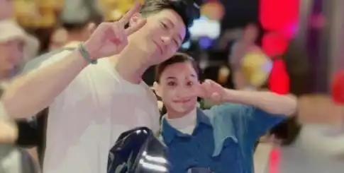 窦骁何超莲高度还原疯狂动物城情侣合拍,上演贴脸锁喉抱,太甜了
