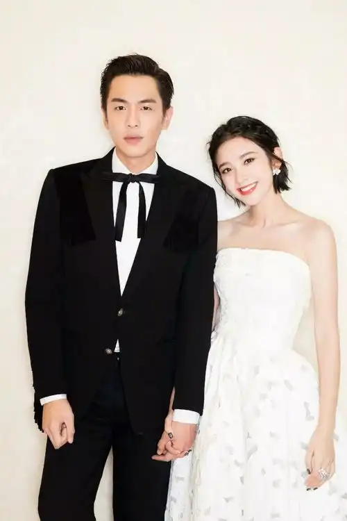 张若昀唐艺昕低调领证,结束8年爱情长跑其实,爱情是很美的