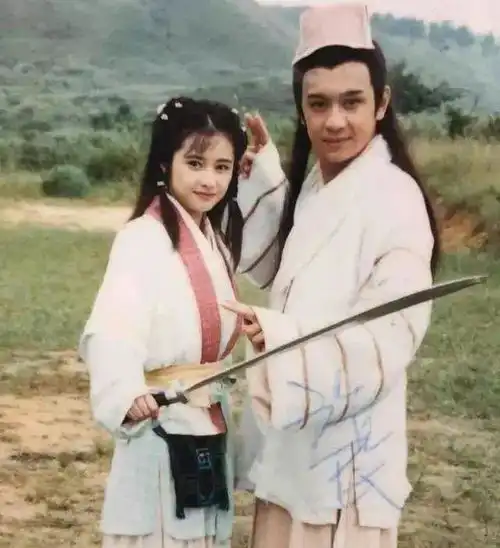 97版天龙八部罕见幕后剧照黄日华露胸,何美钿真甜
