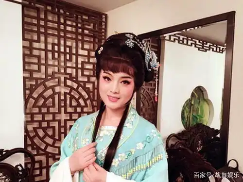 歌坛女神白雪中年翻红,离婚后找个小男友,事业爱情双丰收
