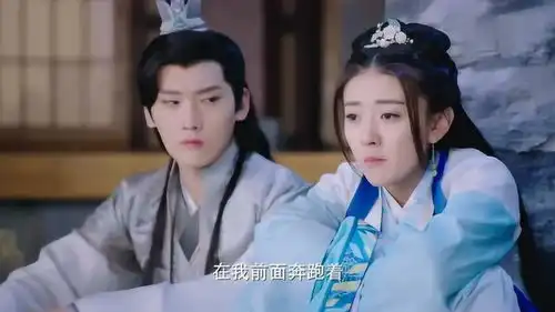 双世宠妃墨连城曲小檀夜聊桃树下,二人感叹墨奕怀与曲檀儿
