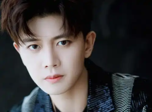 任嘉伦做直播,闻豆汁面不改色,为豪车要做雪梨粉丝超可爱
