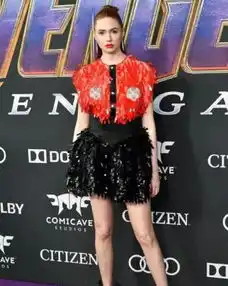 复联4首映红毯造型寡姐美貌依然无敌手上戒指让人瑟瑟发抖