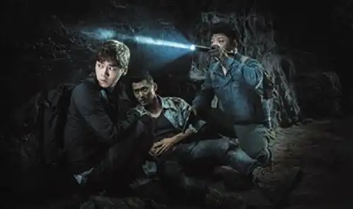 两名盗墓贼葬身古墓,第二天专家打开墓室,竟吓出一身冷汗
