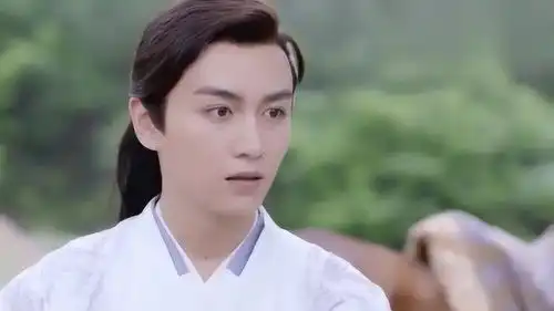 千金小姐拔下发箍摘下面具,露出倾世容颜,富家公子顿时看直了眼
