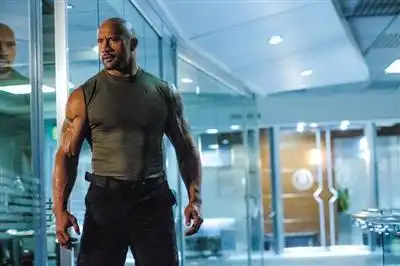 道恩强森有一部电影里有个大蜥蜴是什么名