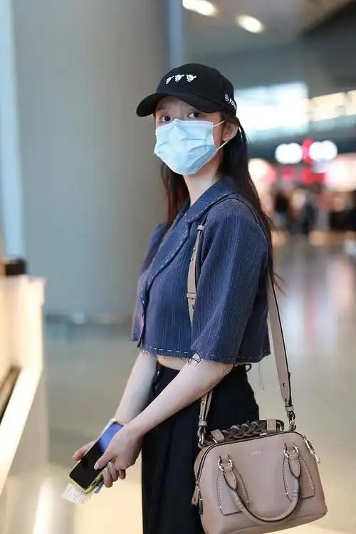 24岁林允摆脱少女感,西装短上衣搭配黑色长裤,帅气十足
