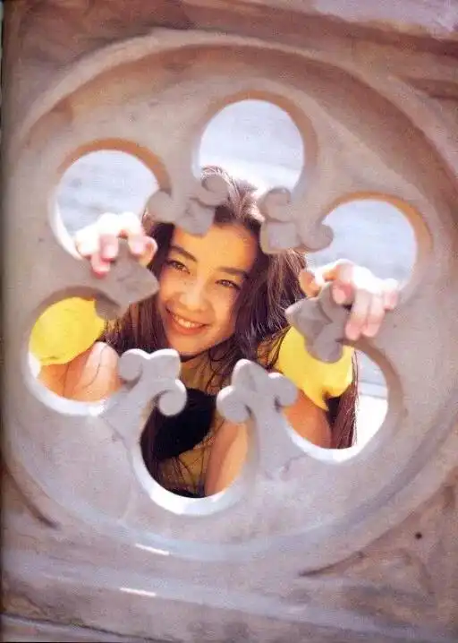 她17岁被母亲逼拍性感照,卖155万遭嘲笑,27岁逆风翻盘聪明女人绝不这样做