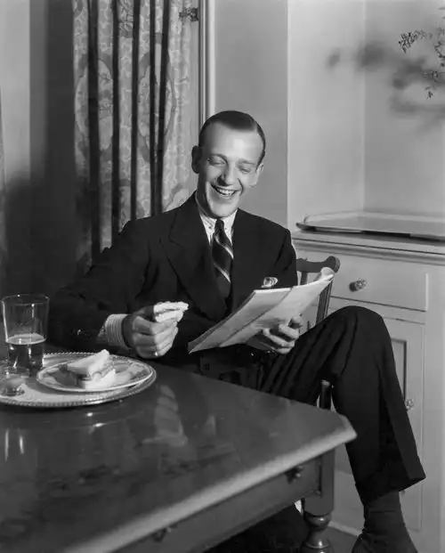 舞王传奇秃顶丑男因这3点魅力四射,78岁淘气玩滑板摔骨折