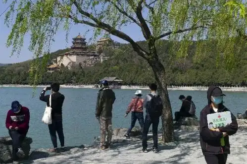 北京颐和园工作人员提醒游客不扎堆儿不聚集
