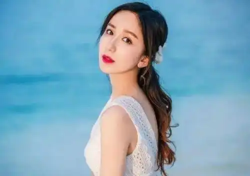 娄艺潇演爱情公寓走红,被质疑整容,如今34岁却还是单身