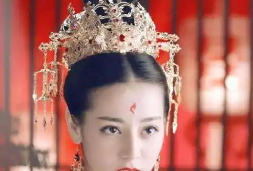 赵丽颖戴金头饰,杨幂戴金头饰,林心如戴金头饰,都不及她惊艳
