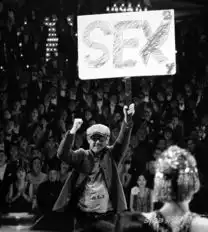 一步之遥曝剧照姜文葛优展爆笑歌舞