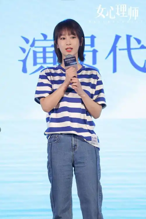 杨紫倪萍首演母女开机照2人眉眼极像,61岁倪萍似年轻30岁