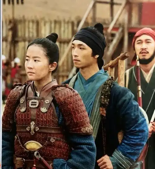 花木兰新剧照曝光女装骑马的刘亦菲明媚活泼
