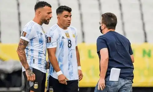 巴阿大战停摆外媒曝便衣配枪入场,小球迷苦等梅西后孤注一掷