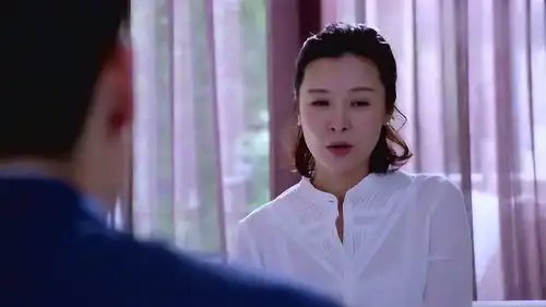 猎场葵黄发现沙发上有串手链,成功引得秋冬注意,感觉不妙