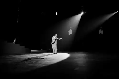 独家放送唐诗逸乡愁无边超清黑白剧照