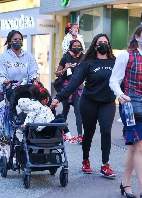 科比大女儿参加毕业典礼毕业服内搭低胸印花裙,和瓦妮莎比性感
