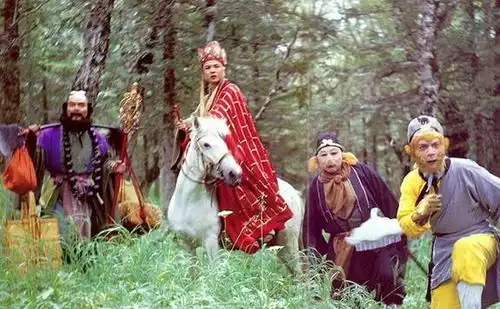 演员拍戏现场休息时都在干嘛第一张我忍住了,这张我可以笑一天