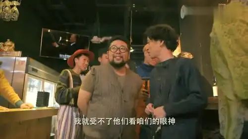 废柴兄弟俩人参加复古派对,穿成这样就去了,竟然还被看上了
