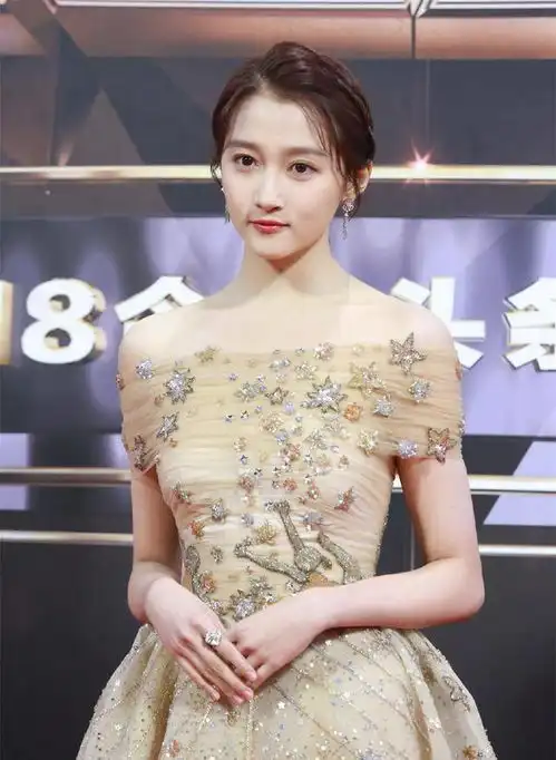 关晓彤穿星星元素公主裙意外成黑马美开挂