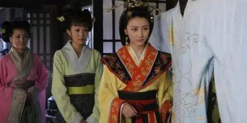 她的父亲是永琪,只因生母身份低下,只得了个县君的封号

