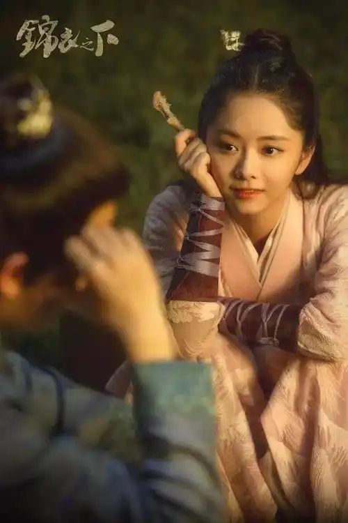 谭松韵新剧众多古装造型美哭,丸子头诠释可爱少女
