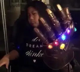 复联3雷神新武器首曝无限手套大的吓人