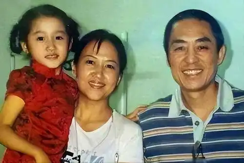 陈婷19岁为张艺谋退学,五年生下三个孩子,如今独得张艺谋芳心
