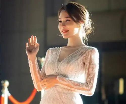 太美了剧组公开刘仁娜晚礼服照,再演大明星与李栋旭再续前缘

