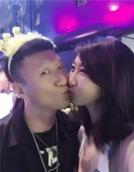 孙红雷升级当爸爸网友眼睛别长得像爸爸呀
