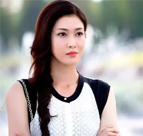 回家的诱惑艾莉扮演者李彩桦离婚,因长期分隔两地感情有变
